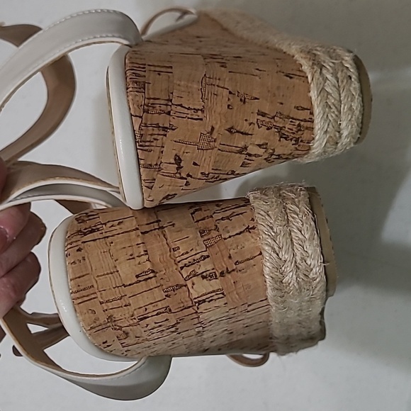 White wedge sandals with ankle strap size 9 - Picture 6 of 10